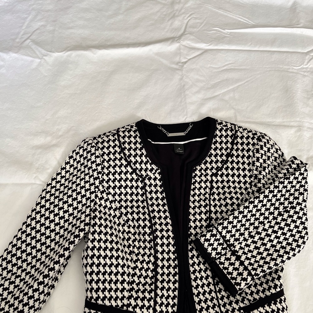 Black and white mid sleeve blazer.